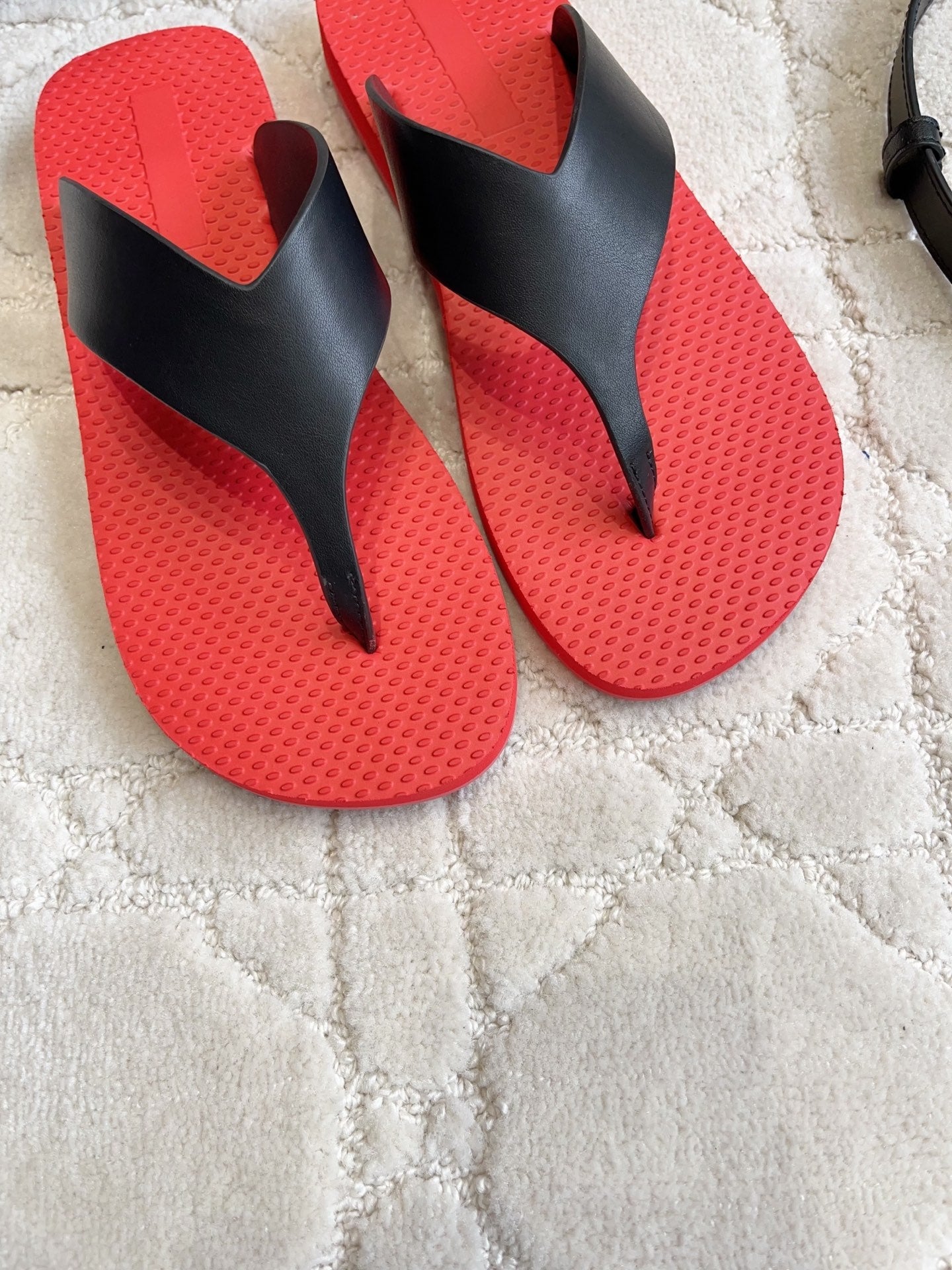 THE ROW 26S THONG SANDALS IN RED RUBBER WITH BLACK STRAPS CALFSKIN