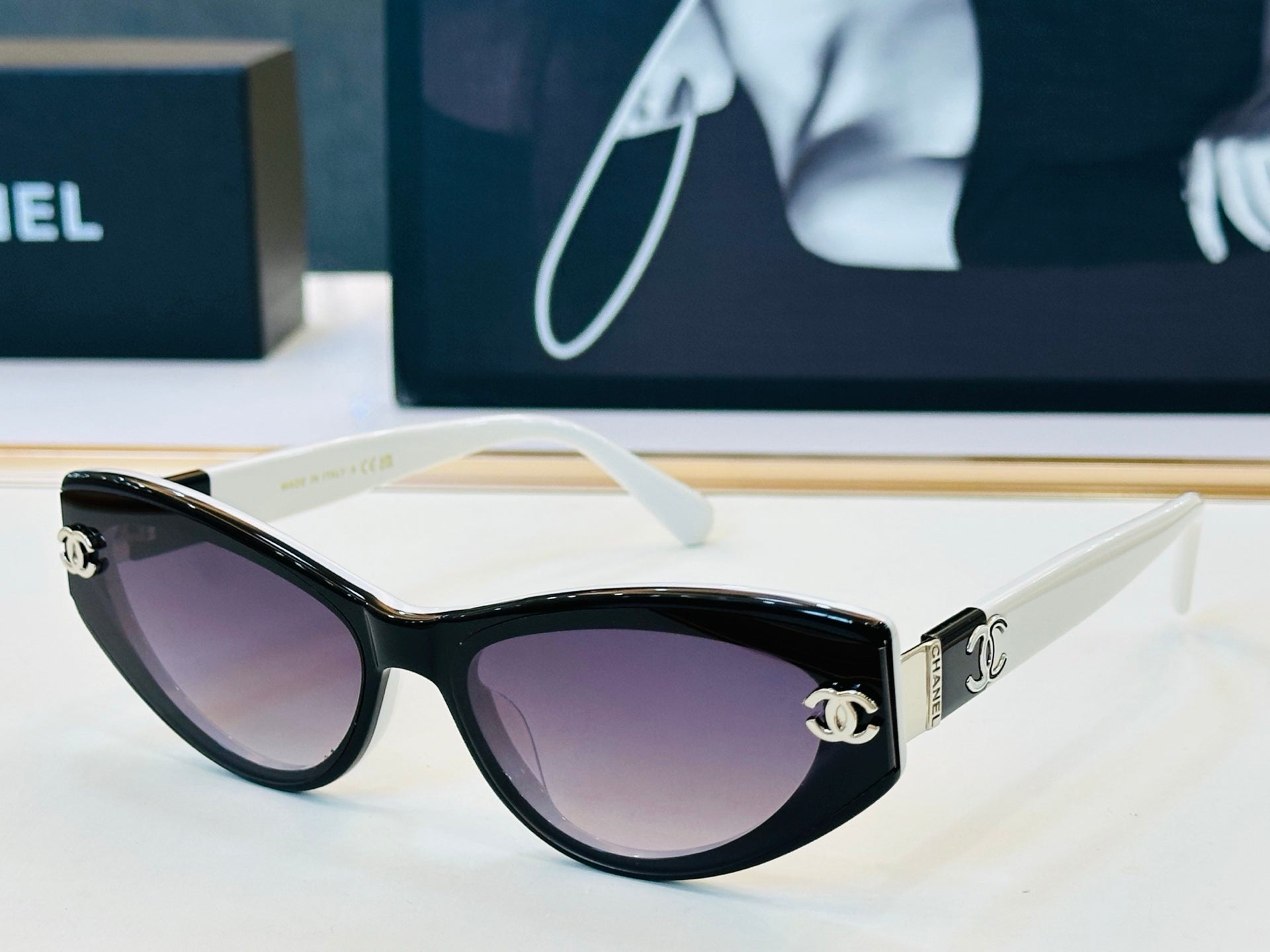 CHANEL 26S ANGULAR CAT-EYE FRAME IN ACETATE 404680