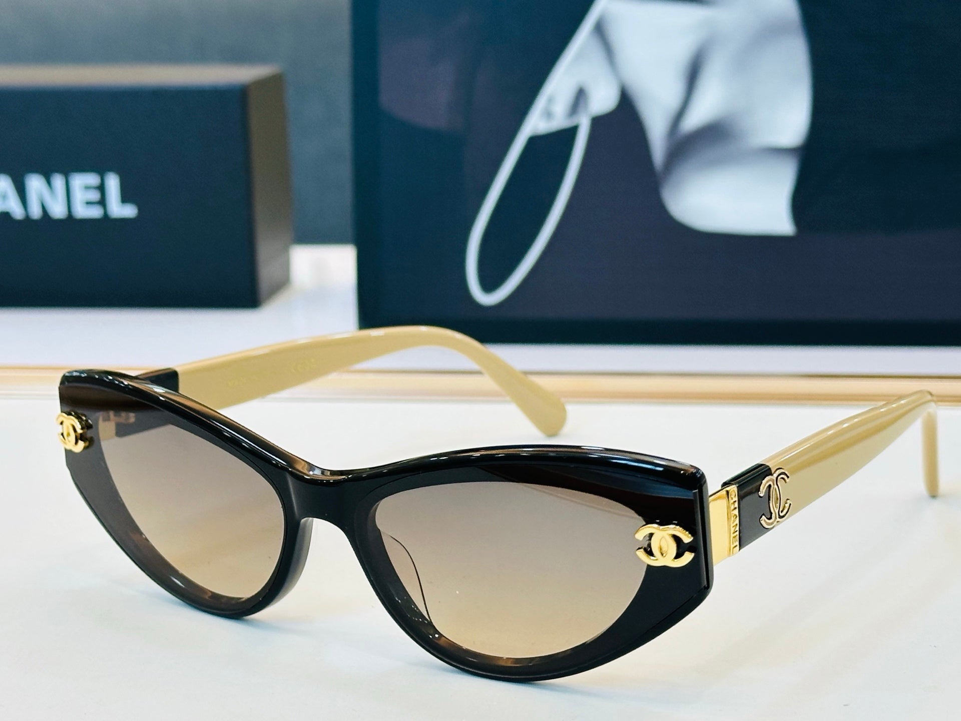 CHANEL 26S ANGULAR CAT-EYE FRAME IN ACETATE 404680