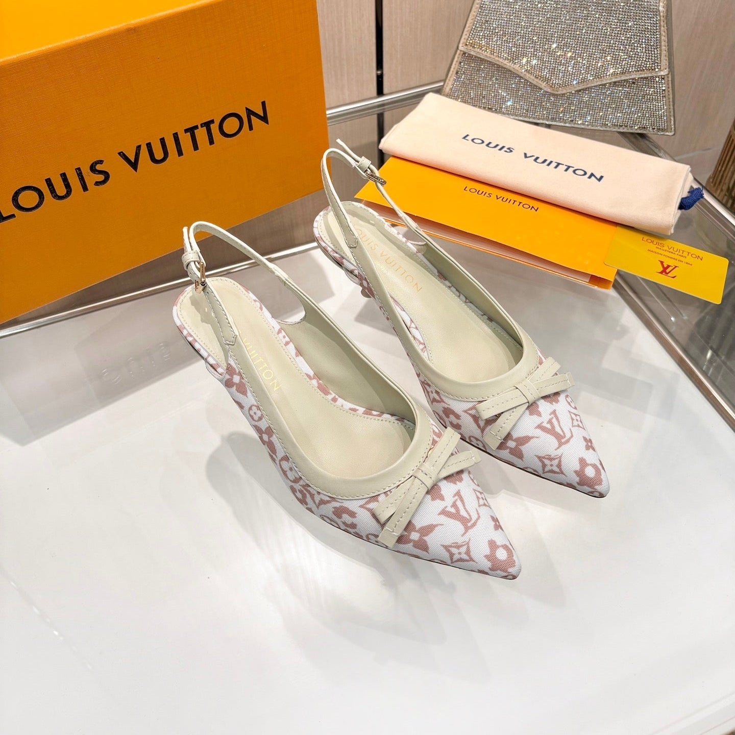 LV 26S BOW-DETAIL SLINGBACK PUMPS 55 MM IN WHITE AND MUTED ROSE PINK MONOGRAM CANVAS