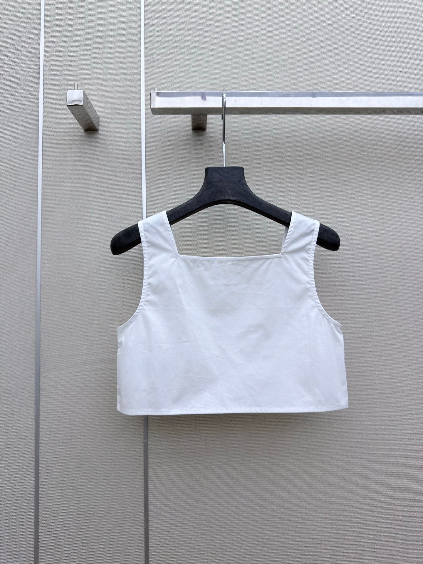 MIUMIU 26S SLEEVELESS CROPPED SQUARE-NECK TOP STYLE 1079
