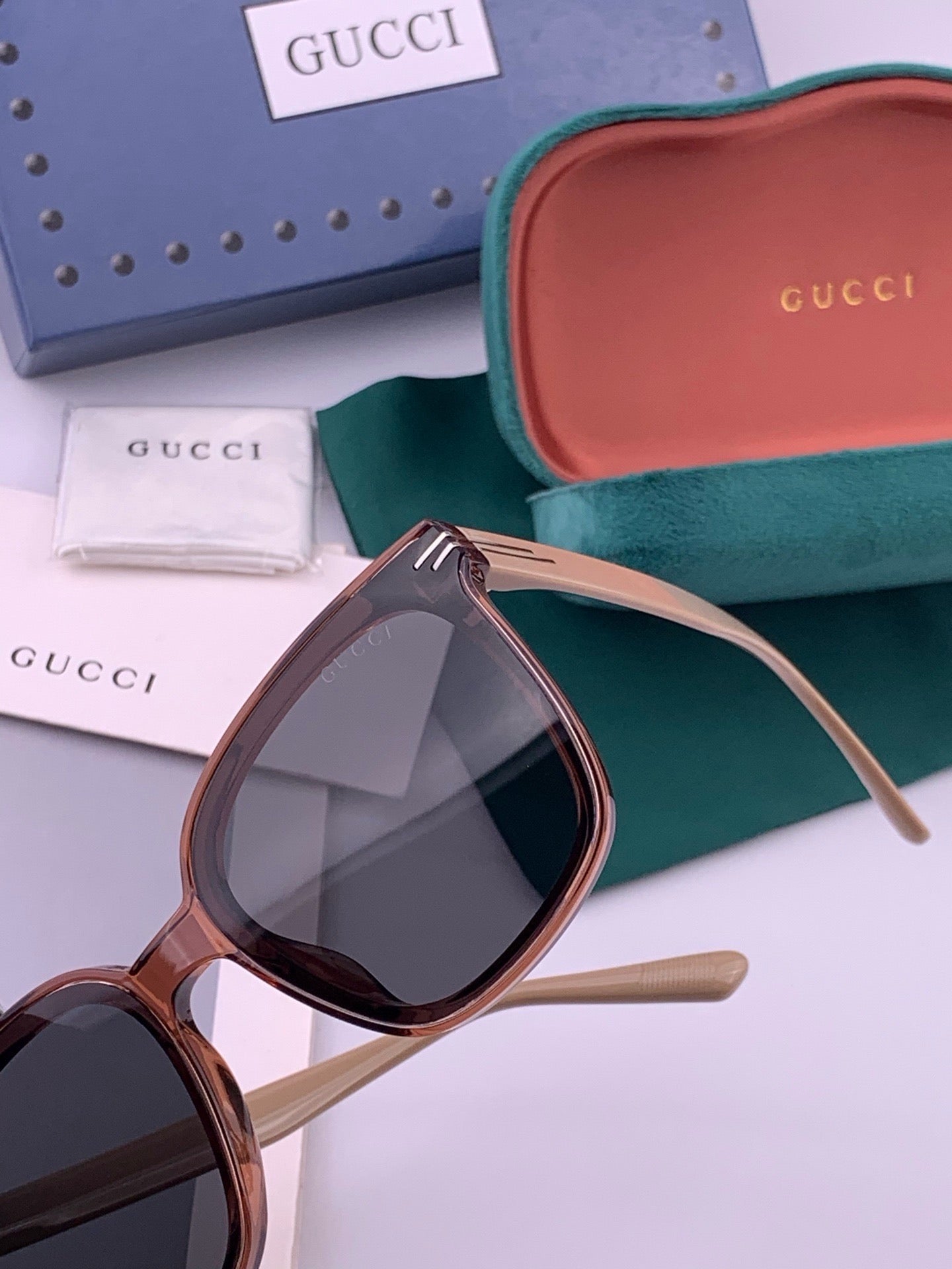 GUCCI 26S SQUARE FRAME IN ACETATE 426553
