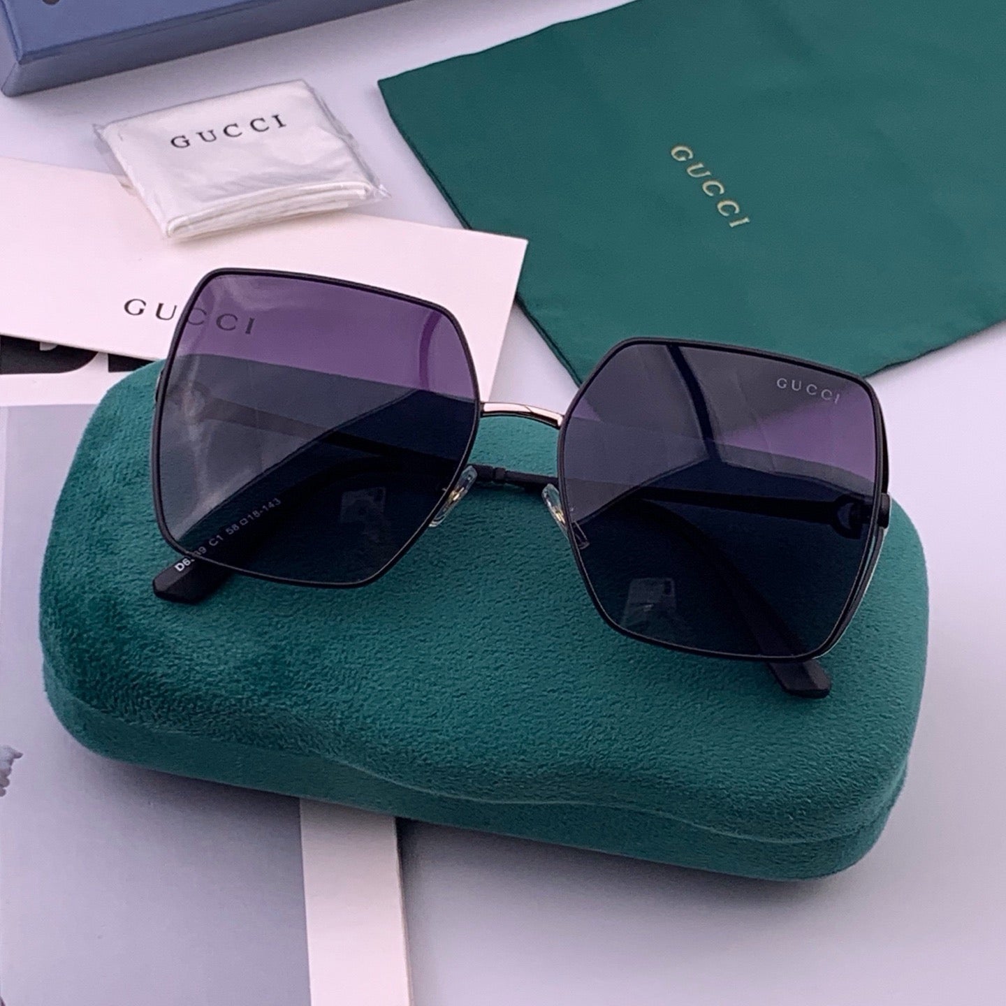 GUCCI 26S SQUARE FRAME IN METAL 426568