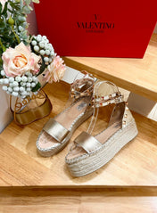ROCKSTUD FLATFORM SANDAL IN LIGHT GOLD CALFSKIN