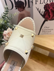 VALENTINO 26S WEDGE SANDALS IN OFF-WHITE CALFSKIN