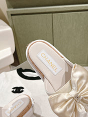 CC SLIPPERS WITH SILK BOW IN WHITE COWHIDE