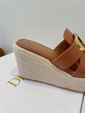 MONTAIGNE WEDGE SLIDE 95MM IN BROWN CALFSKIN