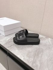 THICK-SOLED SLIDES IN BLACK SMOOTH LAMBSKIN LOGO WITH CRYSTALS