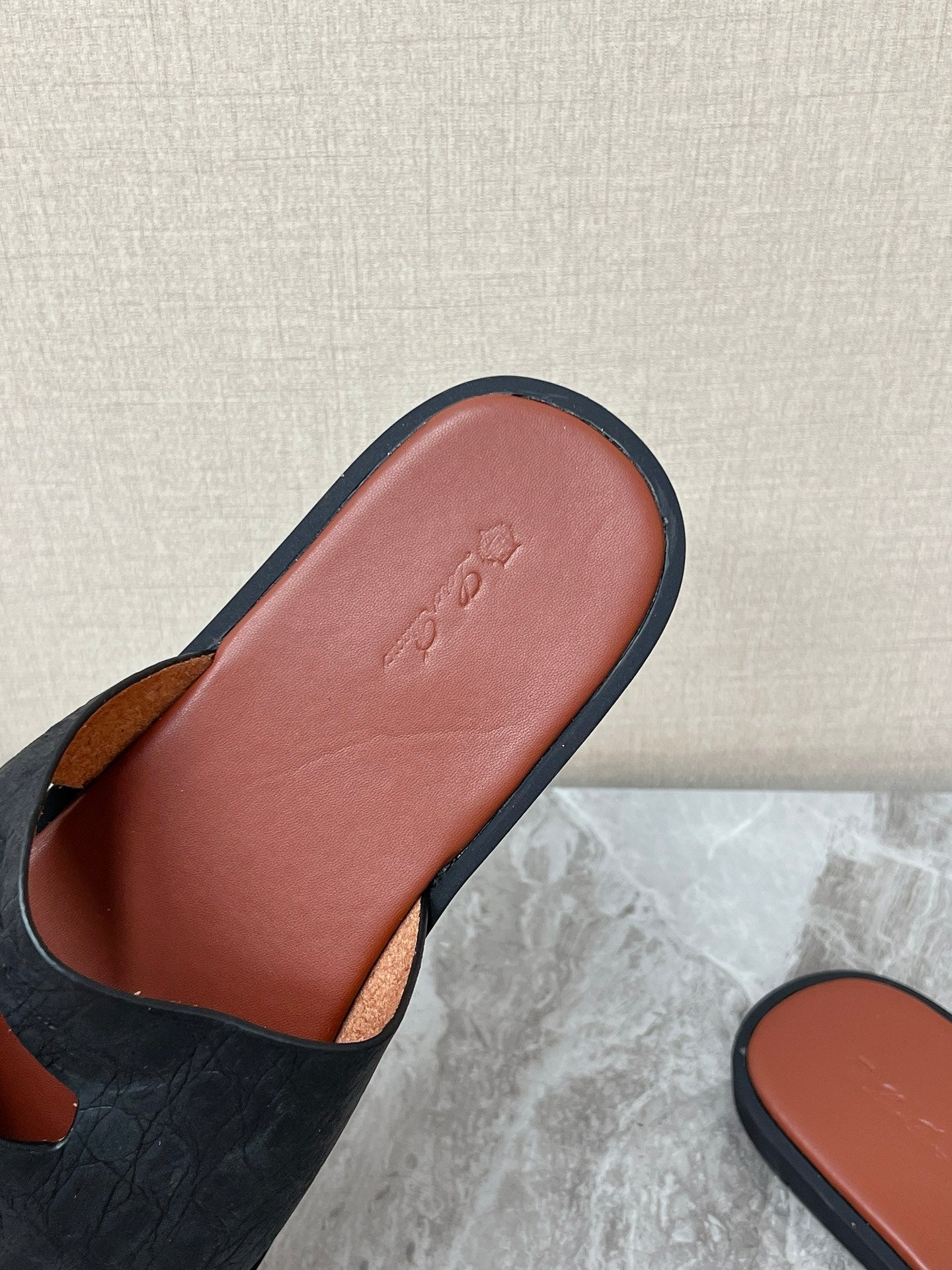 LP 26S CLASSIC H-CUT SLIDES IN BLACK GRAINED CALFSKIN