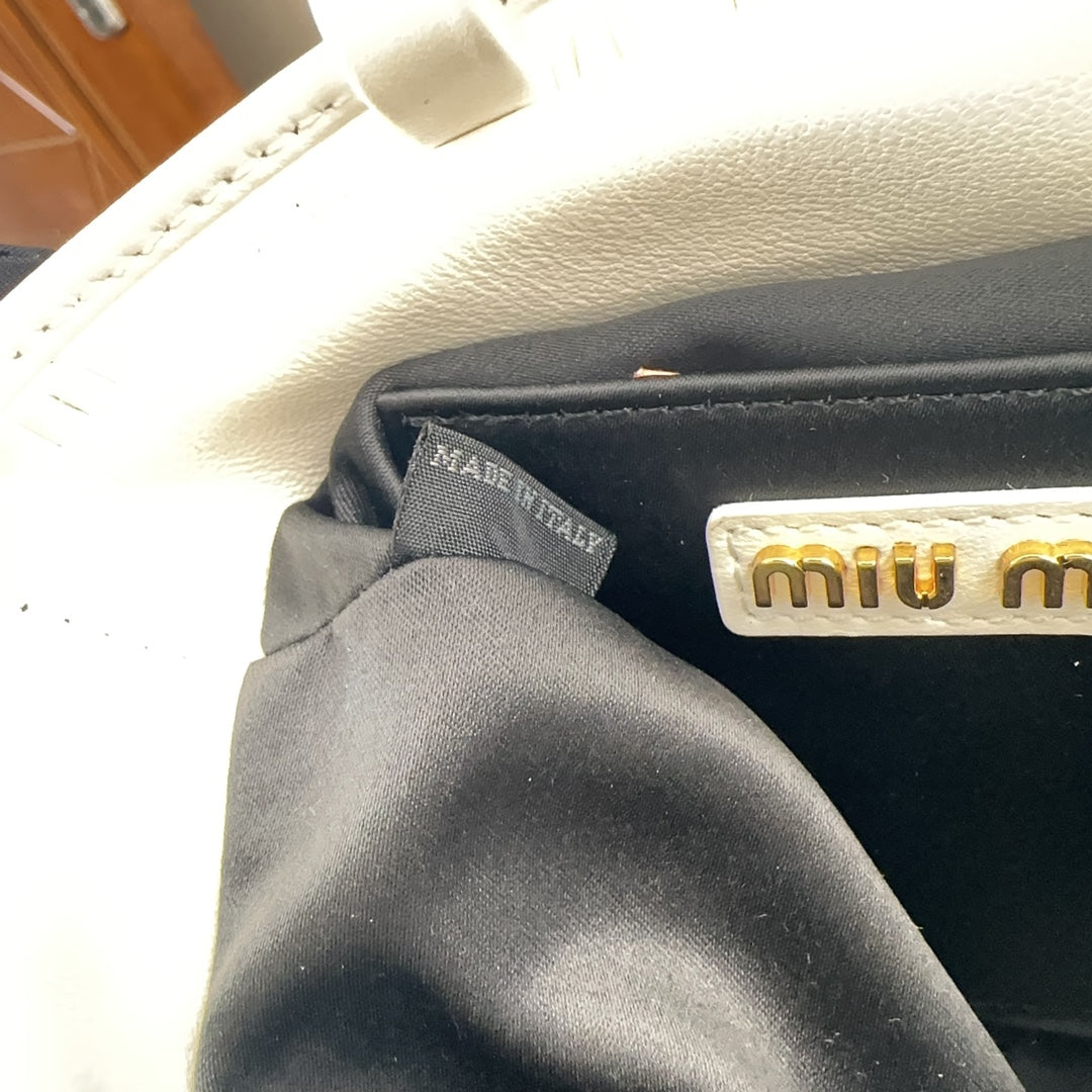 MATELASSÉ SMALL HANDBAG 17 IN WHITE LAMBSKIN