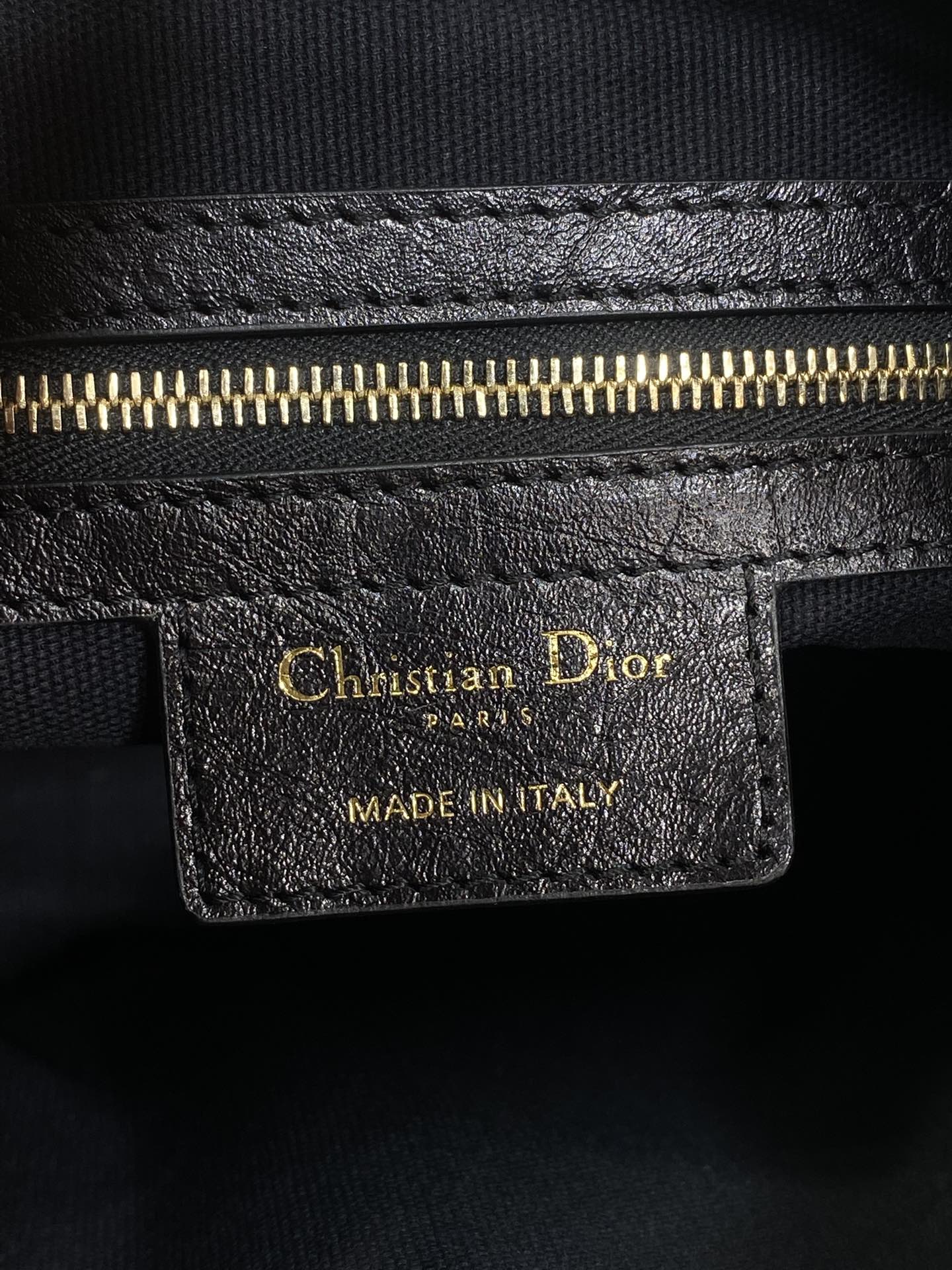 DIOR 25S SMALL VOYAGE BAG 23 IN BLACK FLAT MACROCANNAGE GRAINED GLOSSY CALFSKIN