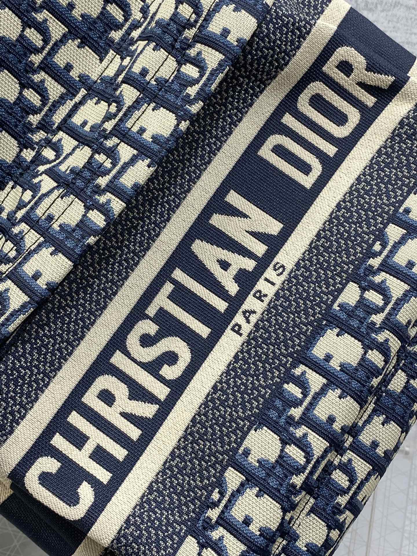 DIOR 25S TRAVEL BACKPACK 31 IN BLUE CANVAS OBLIQUE JACQUARD