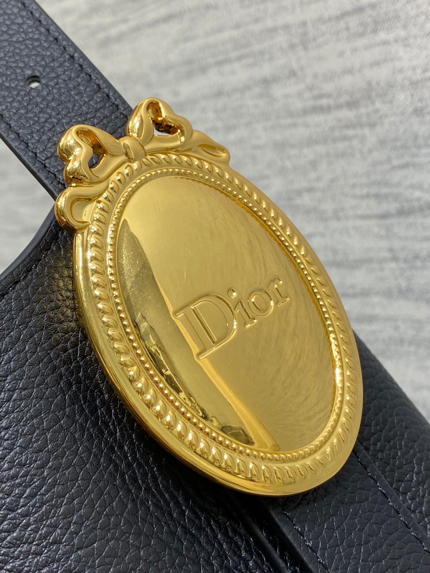 DIOR 26S MEDAILLON BUCKET BAG 26 IN BLACK CALFSKIN