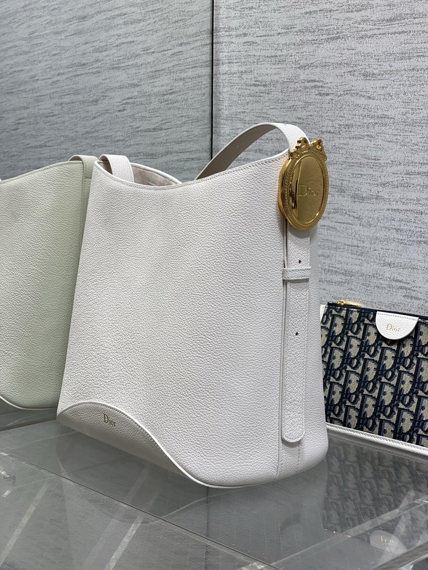 DIOR 26S MEDAILLON BUCKET BAG 26 IN WHITE CALFSKIN