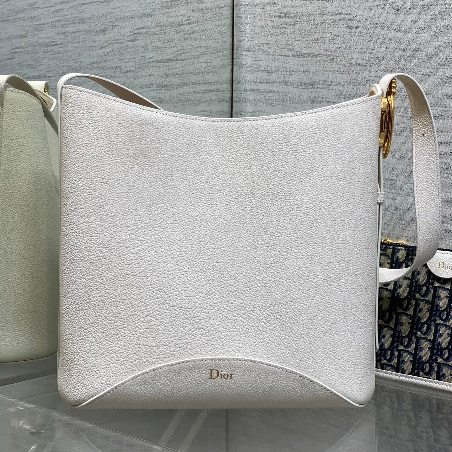 DIOR 26S MEDAILLON BUCKET BAG 26 IN WHITE CALFSKIN