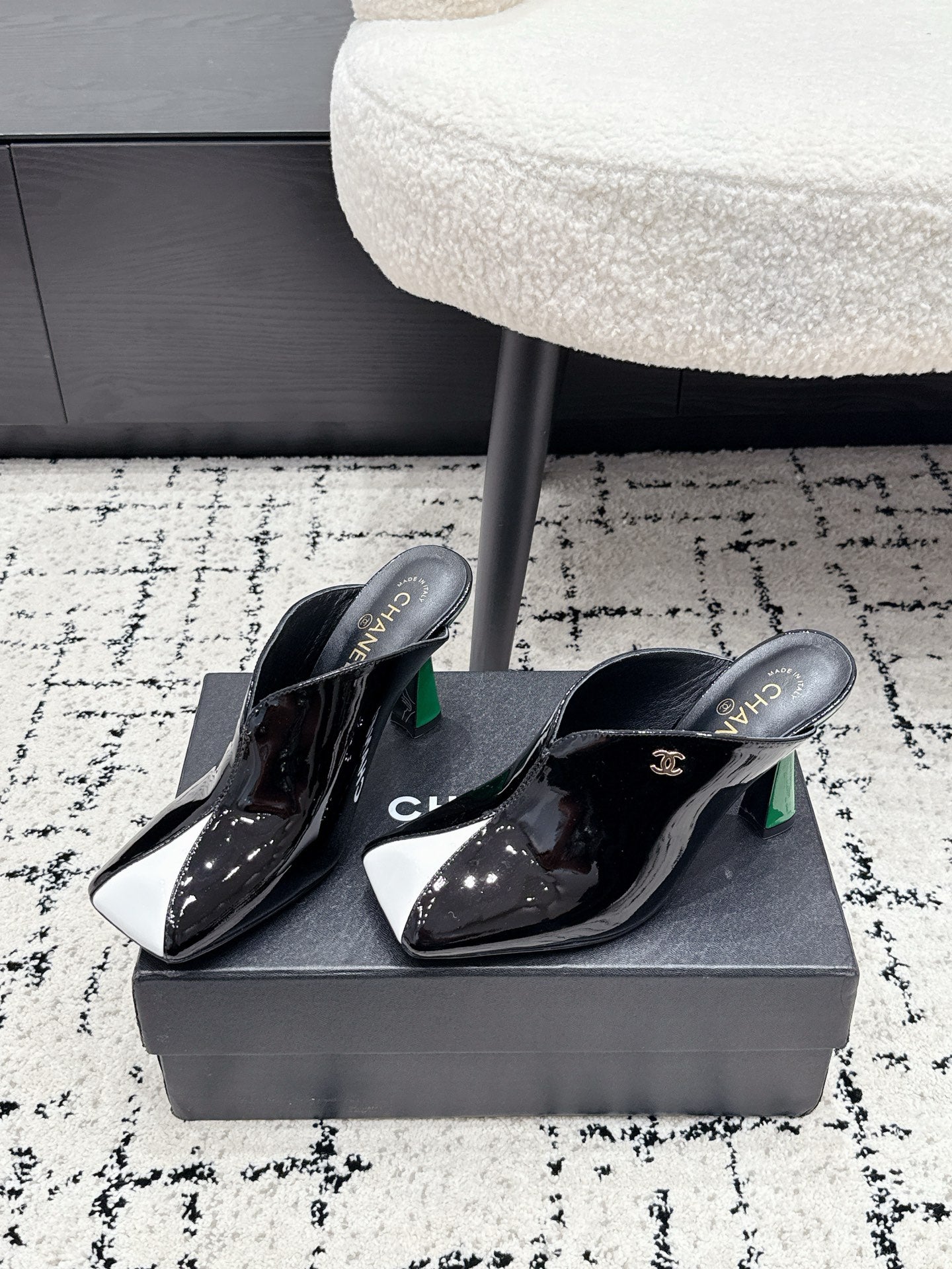 CHANEL 26S SQUARE-TOE HEELED MULES 95 MM IN BLACK MIX WHITE PATENT LAMBSKIN