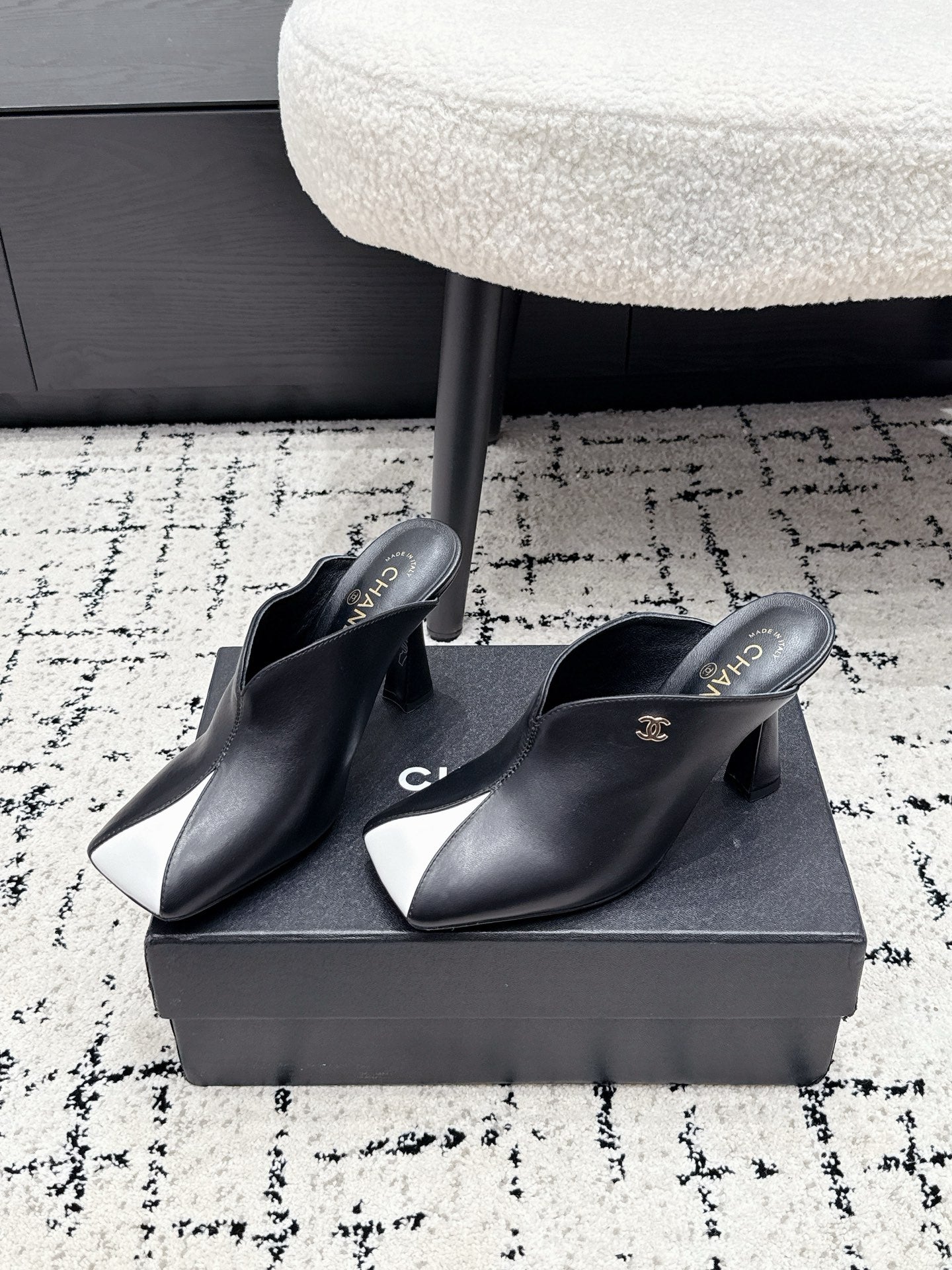 CHANEL 26S SQUARE-TOE HEELED MULES 95 MM IN BLACK MIX WHITE LAMBSKIN