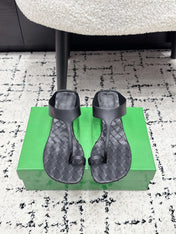 BOTTEGA VENETA 26S HIGH-HEEL THONG SANDALS 40 MM IN BLACK CALFSKIN