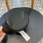NEWSBOY CAP IN BLACK CALFSKIN 421107