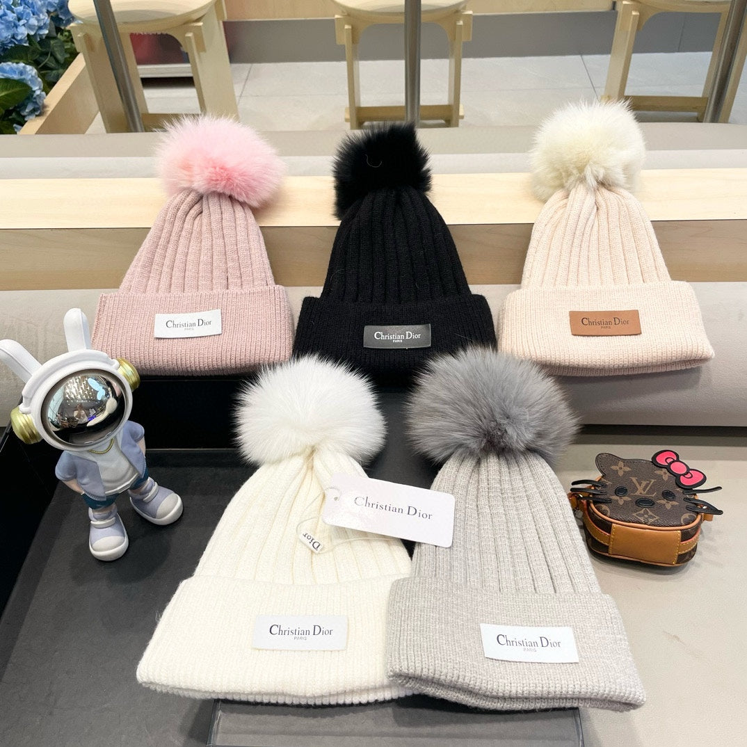 KNITTED BEANIE HAT IN WHITE WOOL AND FOX FUR 435031