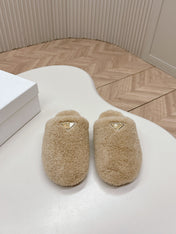 MULES ATTACHED TRIANGLE LOGO IN BEIGE SHEARLING