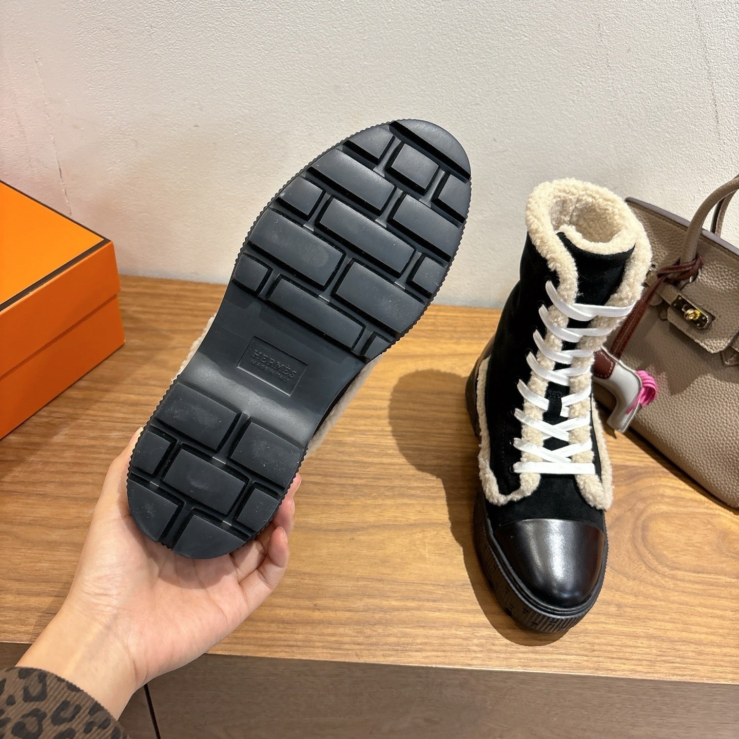 HM 26S SHEARLING LACE-UP BOOTS IN BLACK CALFSKIN AND SUEDE