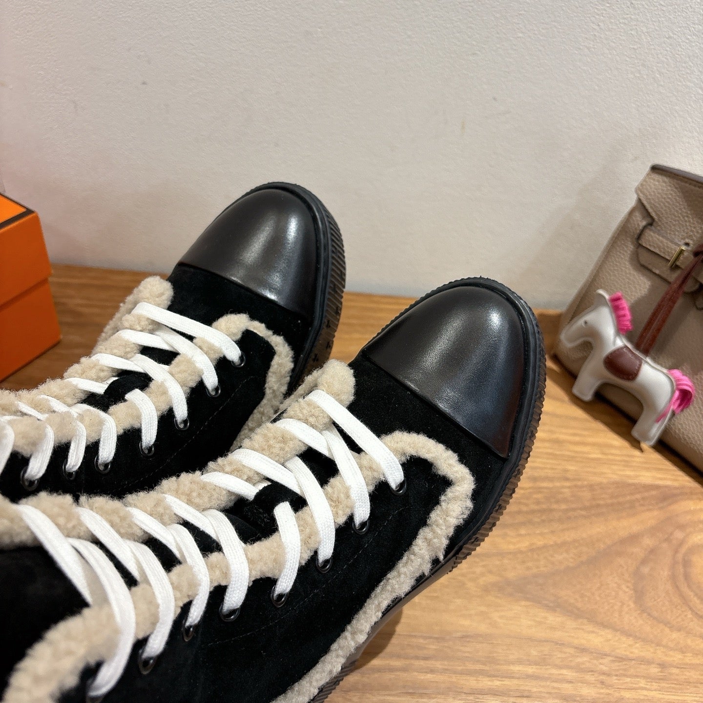 HM 26S SHEARLING LACE-UP BOOTS IN BLACK CALFSKIN AND SUEDE