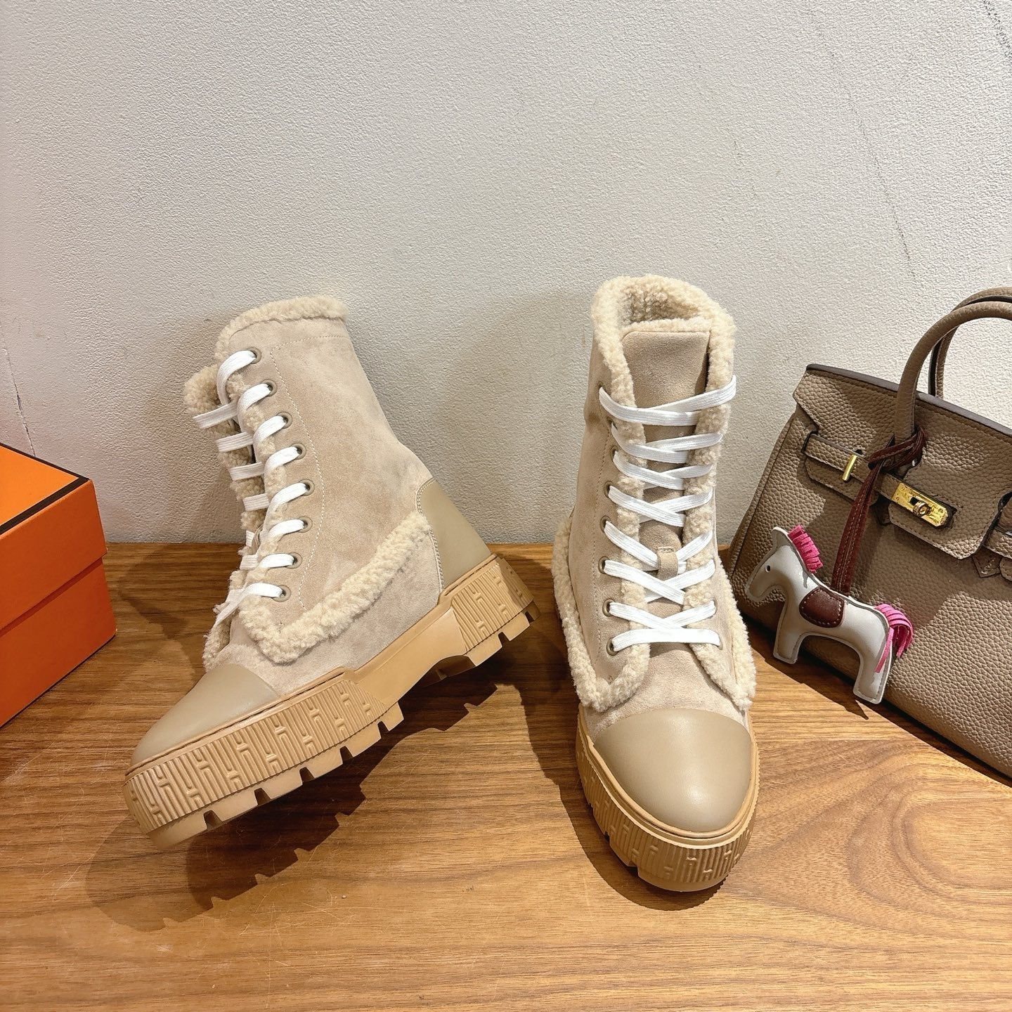 HM 26S SHEARLING LACE-UP BOOTS IN BEIGE CALFSKIN AND SUEDE