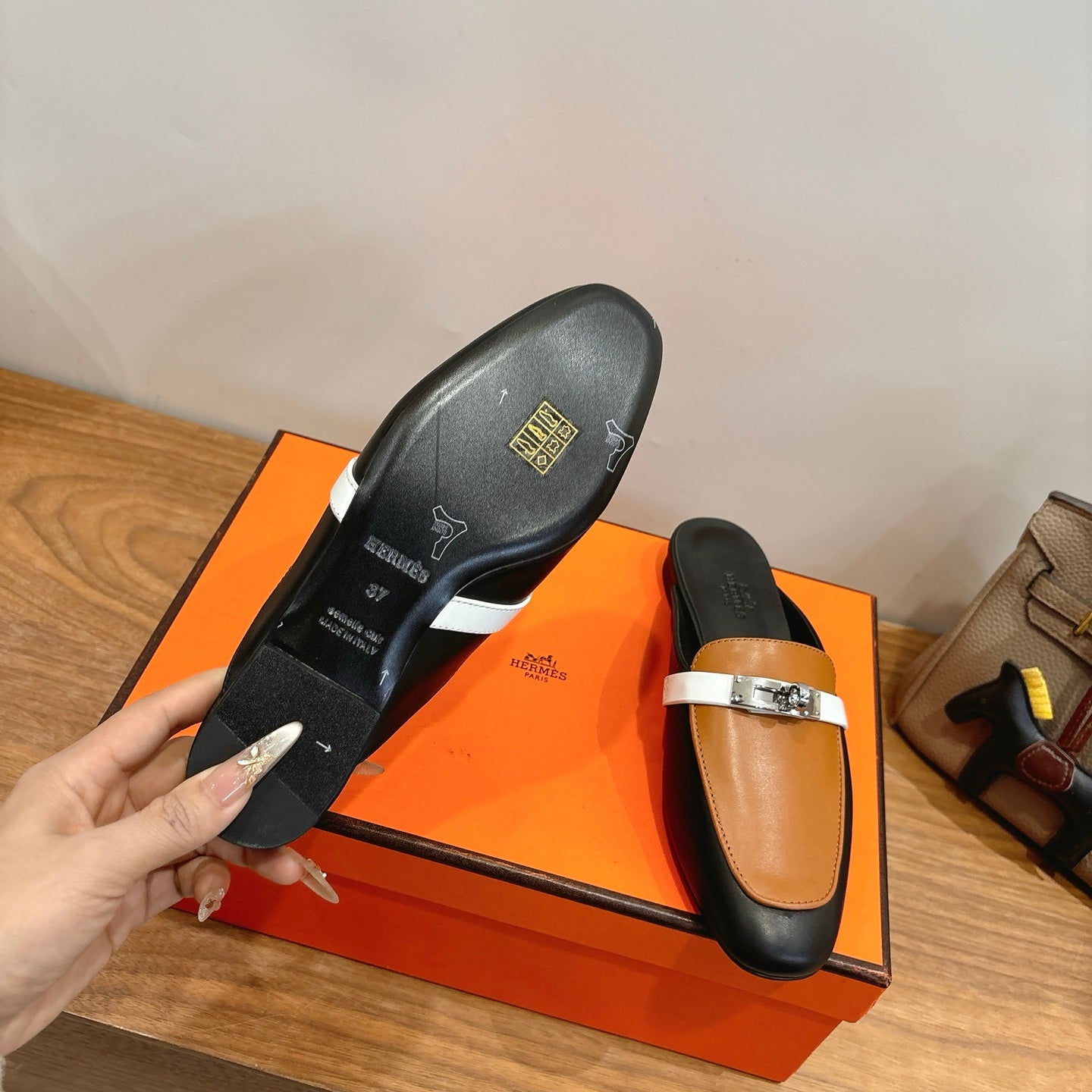 HM 26S KELLY MULE IN CARAMEL BROWN AND BLACK CALFSKIN GOLD HARDWARE