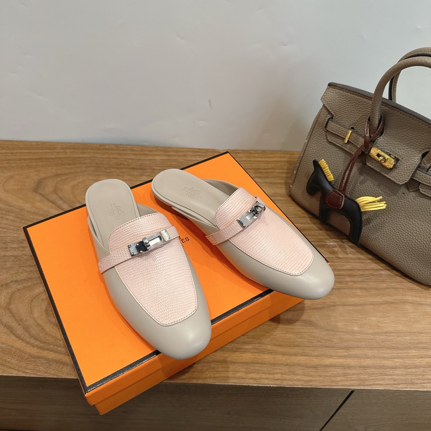 HM 26S OZ MULE IN BEIGE CALFSKIN & LIGHT PINK LIZARD GOLD HARDWARE
