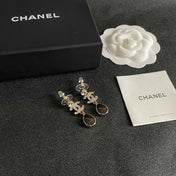 CHANEL 26S DOUBLE C LOGO CRYSTAL & BROWWN TEARDROP DANGLE EARRINGS IN GOLD METAL 629180