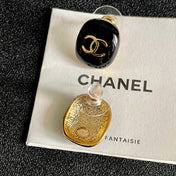 CHANEL 26S DOUBLE C LOGO BLACK ENAMEL OVAL STUD EARRINGS IN GOLD METAL 630077