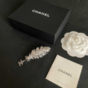 CHANEL 26S DOUBLE C LOGO CRYSTAL EMBELLISHED LEAF BROOCH IN SILVER METAL 630081