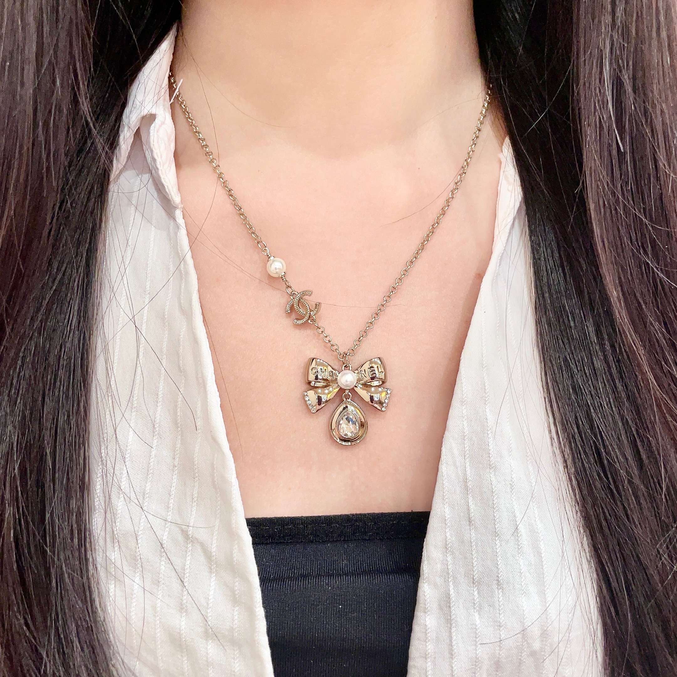 CHANEL 26S DOUBLE C LOGO PEARL BOW & CRYSTAL DROP NECKLACE IN GOLD METAL 629884