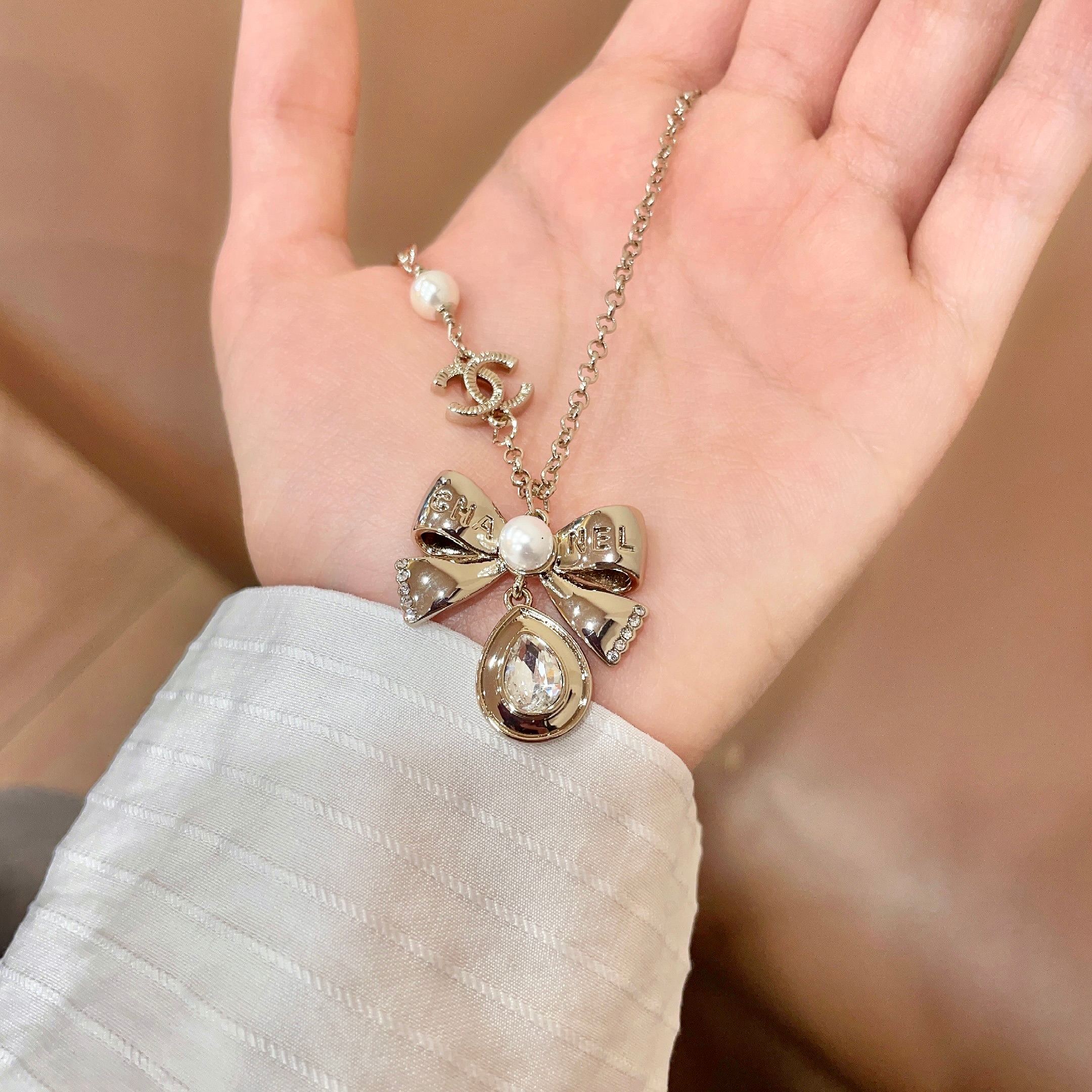 CHANEL 26S DOUBLE C LOGO PEARL BOW & CRYSTAL DROP NECKLACE IN GOLD METAL 629884