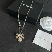 CHANEL 26S DOUBLE C LOGO PEARL BOW & CRYSTAL DROP NECKLACE IN GOLD METAL 629884