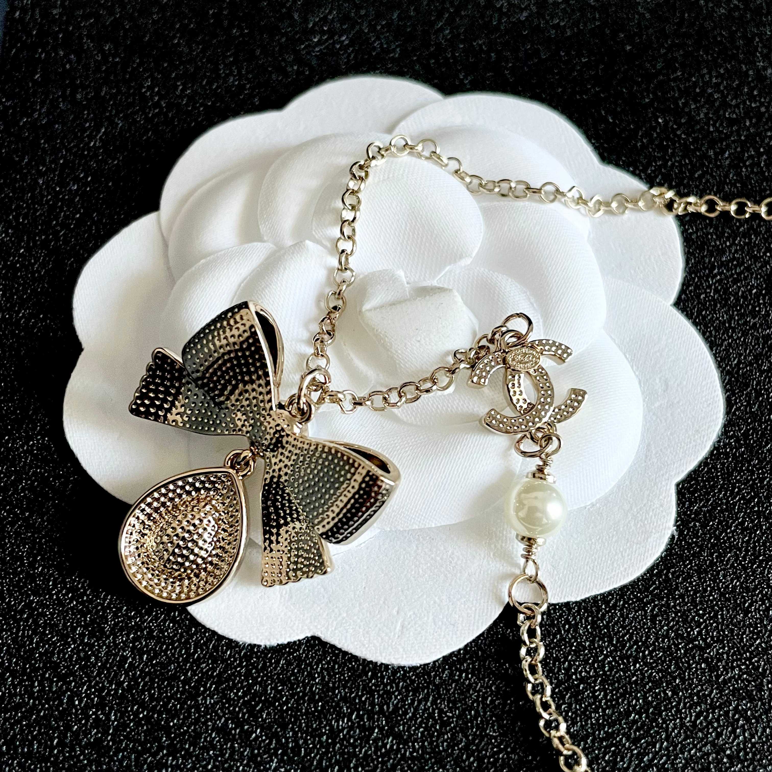 CHANEL 26S DOUBLE C LOGO PEARL BOW & CRYSTAL DROP NECKLACE IN GOLD METAL 629884