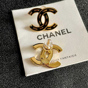 CHANEL 26S DOUBLE C LOGO BLACK ENAMEL STUD EARRINGS IN GOLD METAL 629902