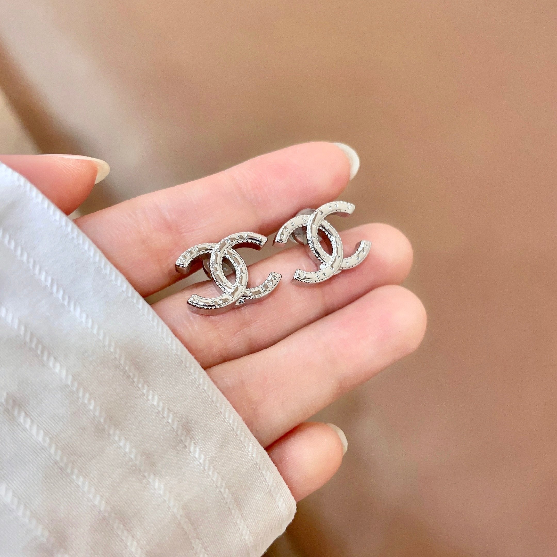 CHANEL 26S DOUBLE C LOGO CRYSTAL STUD EARRINGS IN SILVER METAL 631914