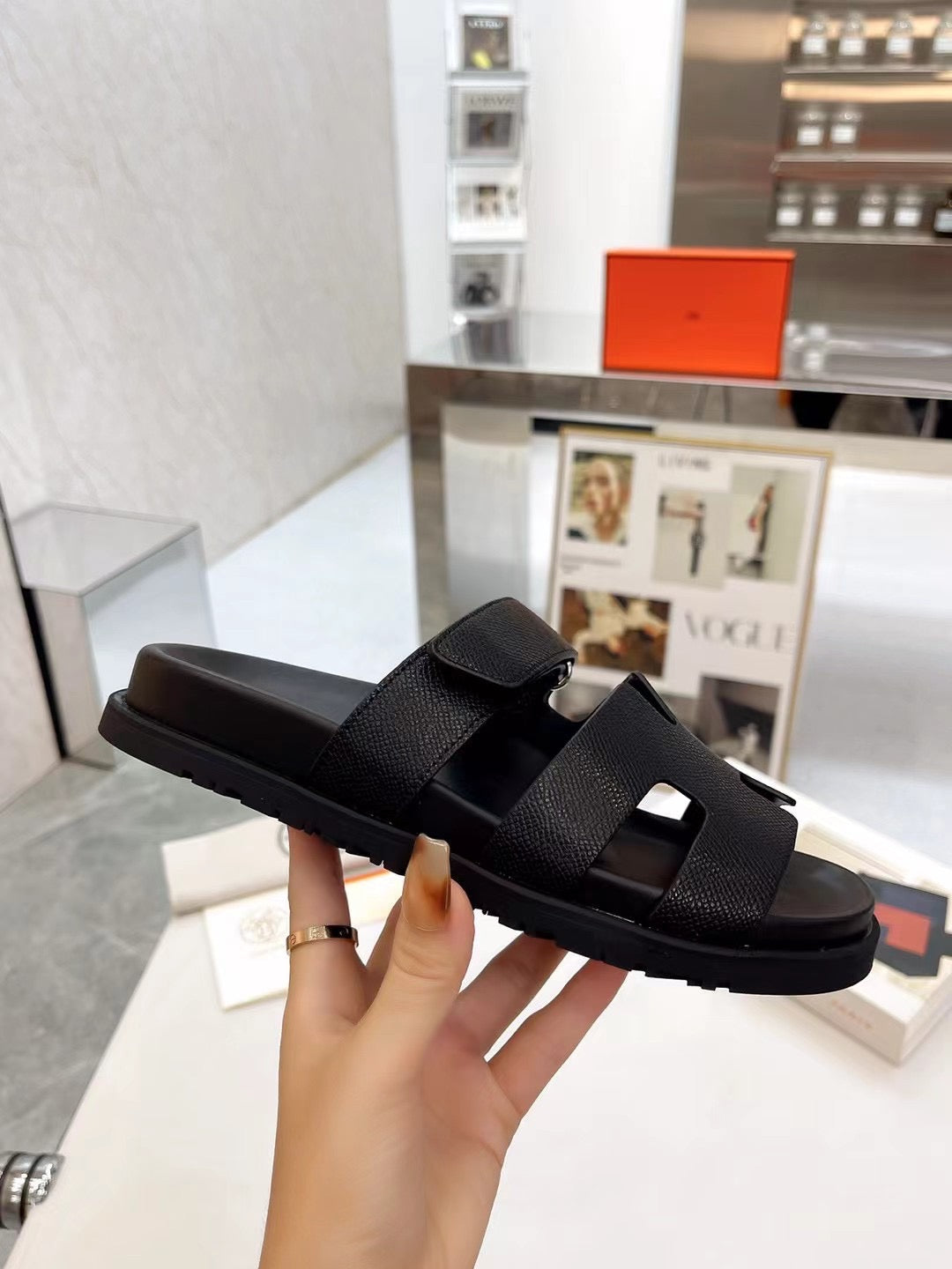 CHYPRE SANDAL IN BLACK CALFSKIN 186752