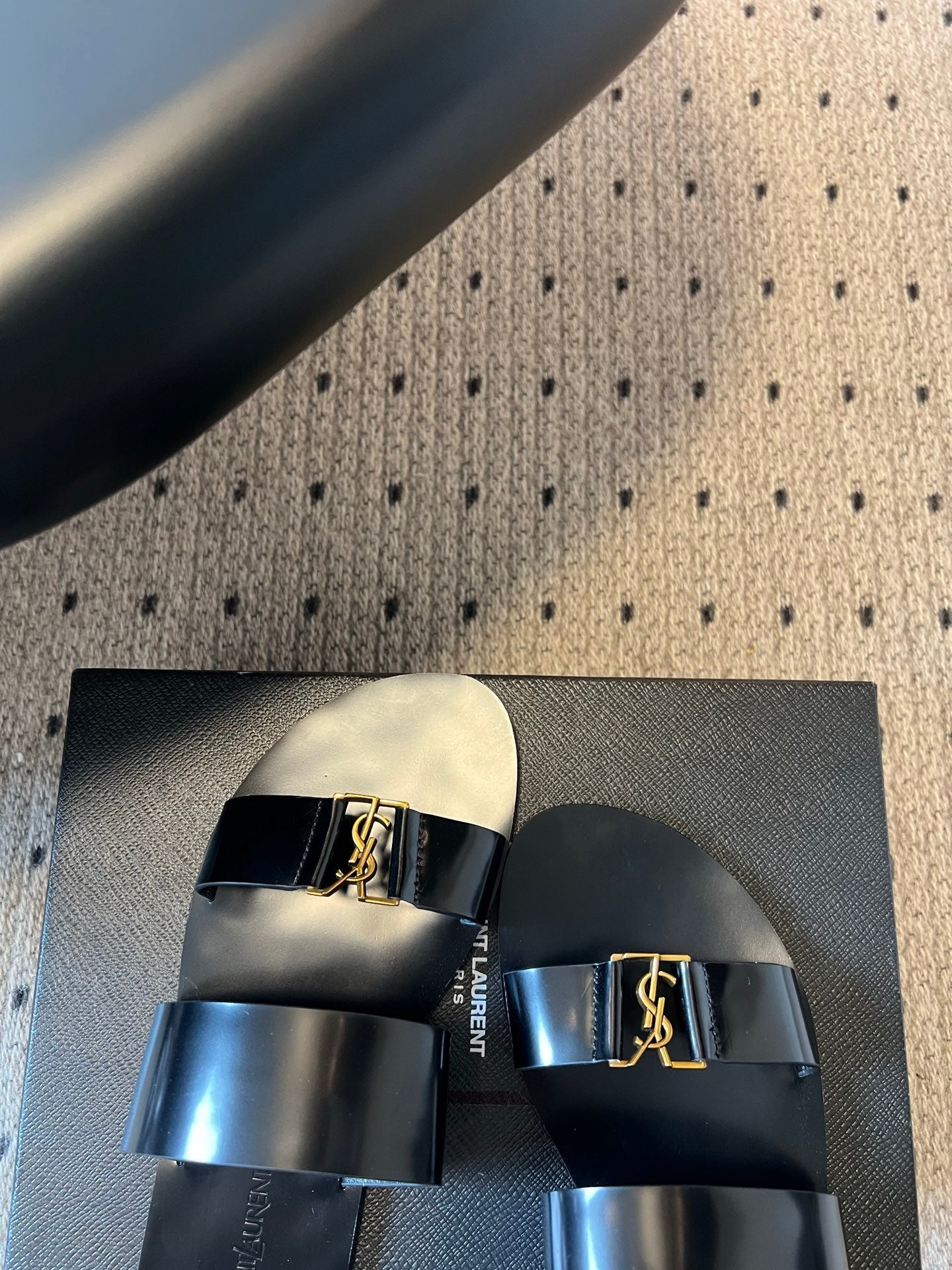 YSL 26S DOUBLE-STRAP SANDALS IN BLACK PATENT CALFSKIN