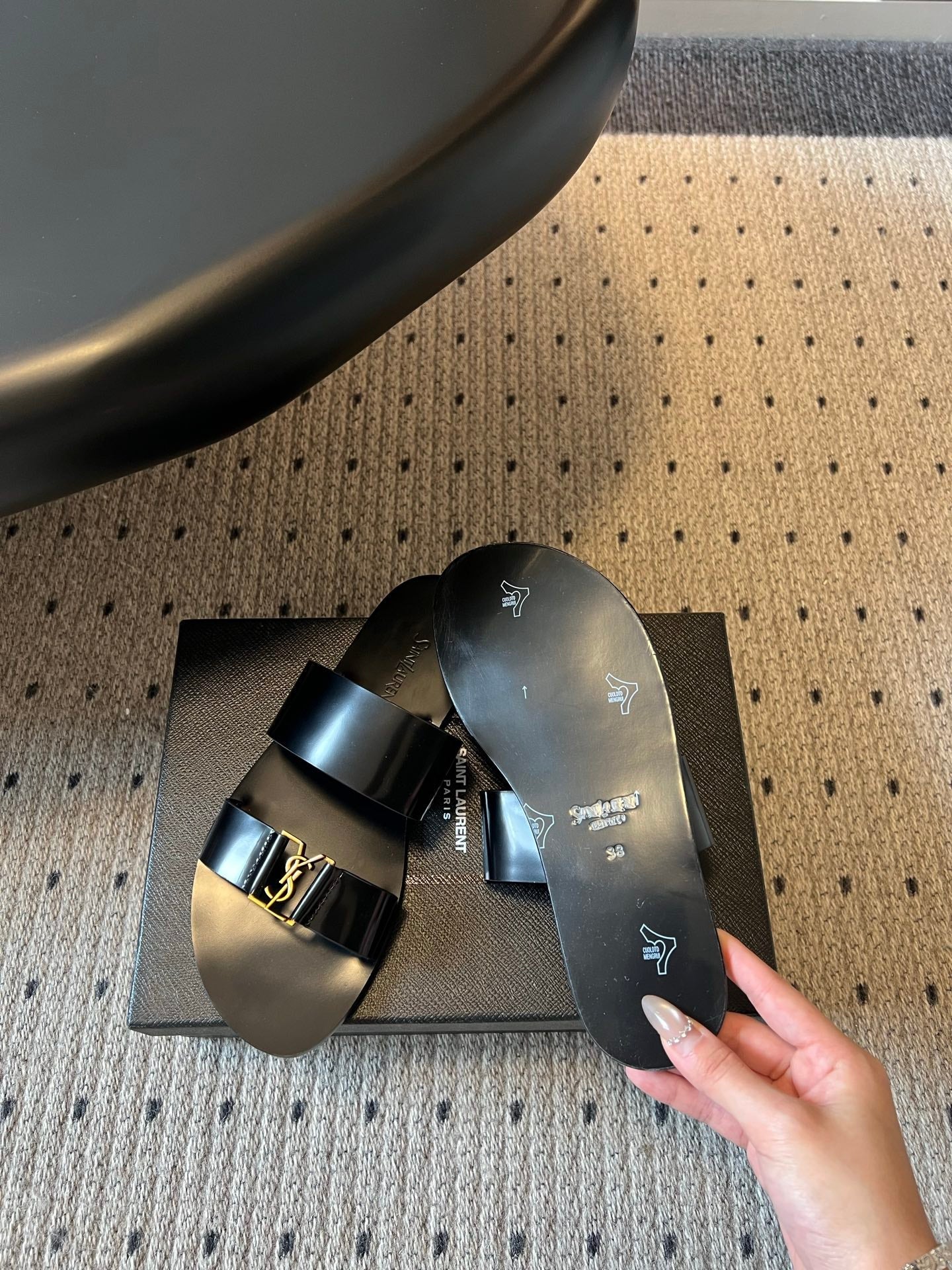 YSL 26S DOUBLE-STRAP SANDALS IN BLACK PATENT CALFSKIN