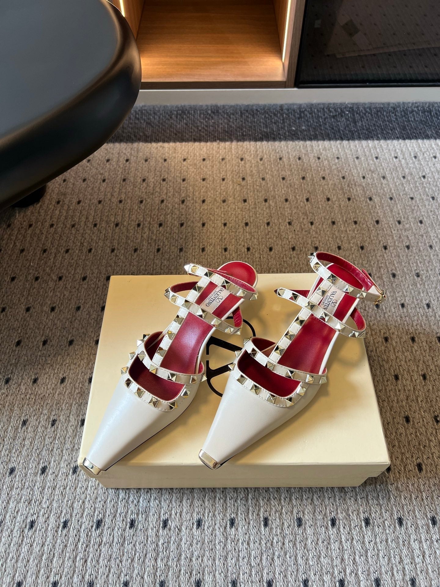 VALENTINO 26S ROCKSTUD HIGH HEELS 40 MM IN OFF WHITE CALFSKIN
