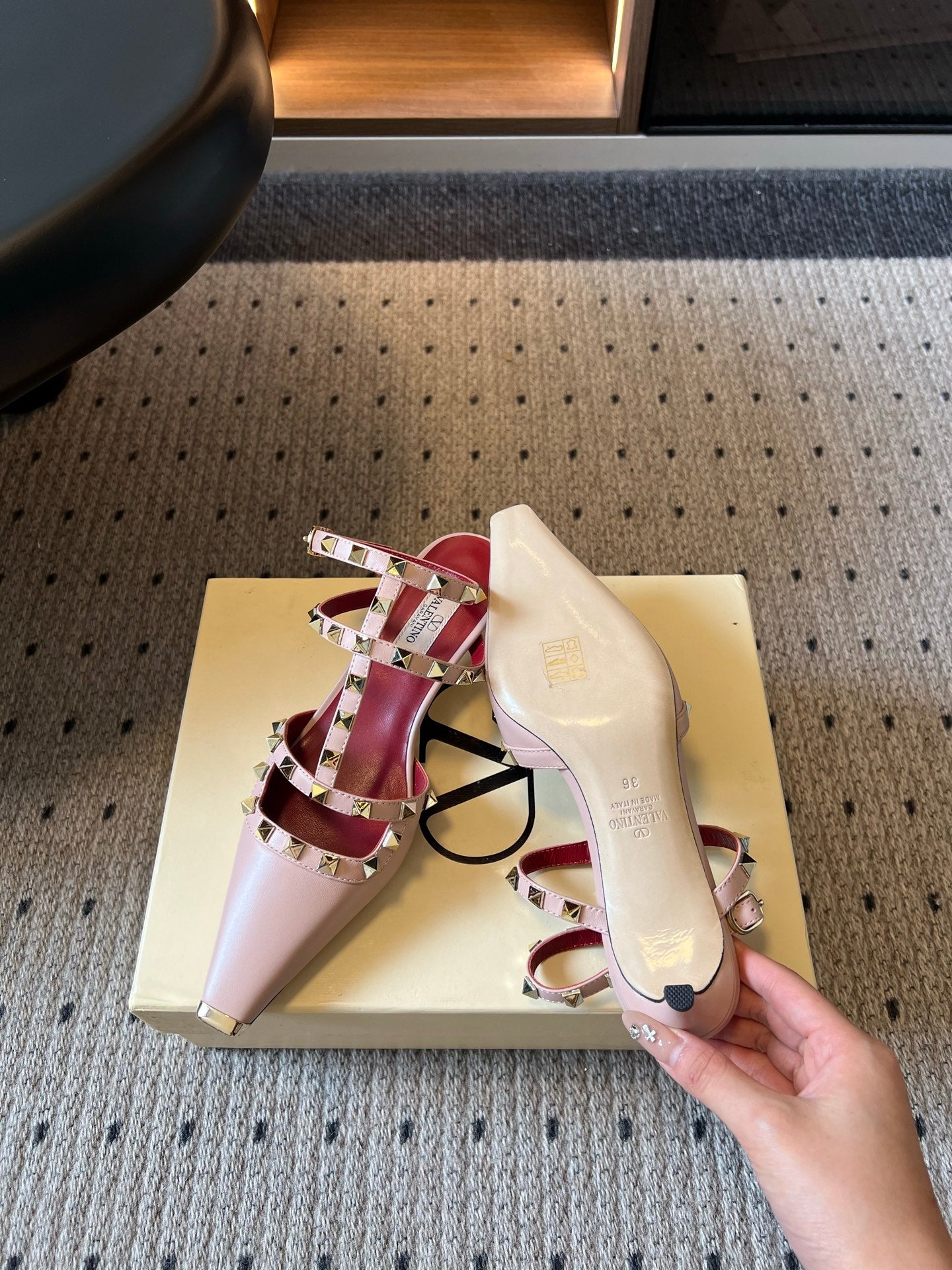 VALENTINO 26S ROCKSTUD HIGH HEELS 40 MM IN NUDE PINK CALFSKIN
