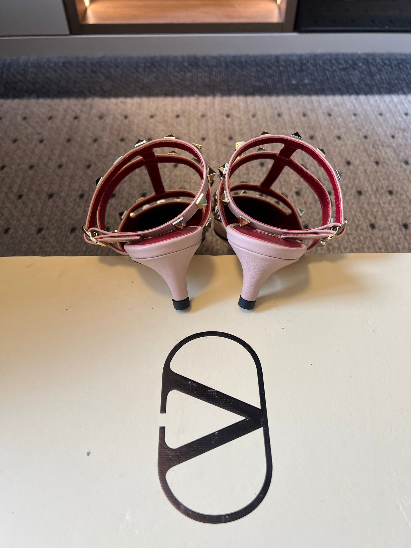 VALENTINO 26S ROCKSTUD HIGH HEELS 40 MM IN NUDE PINK CALFSKIN