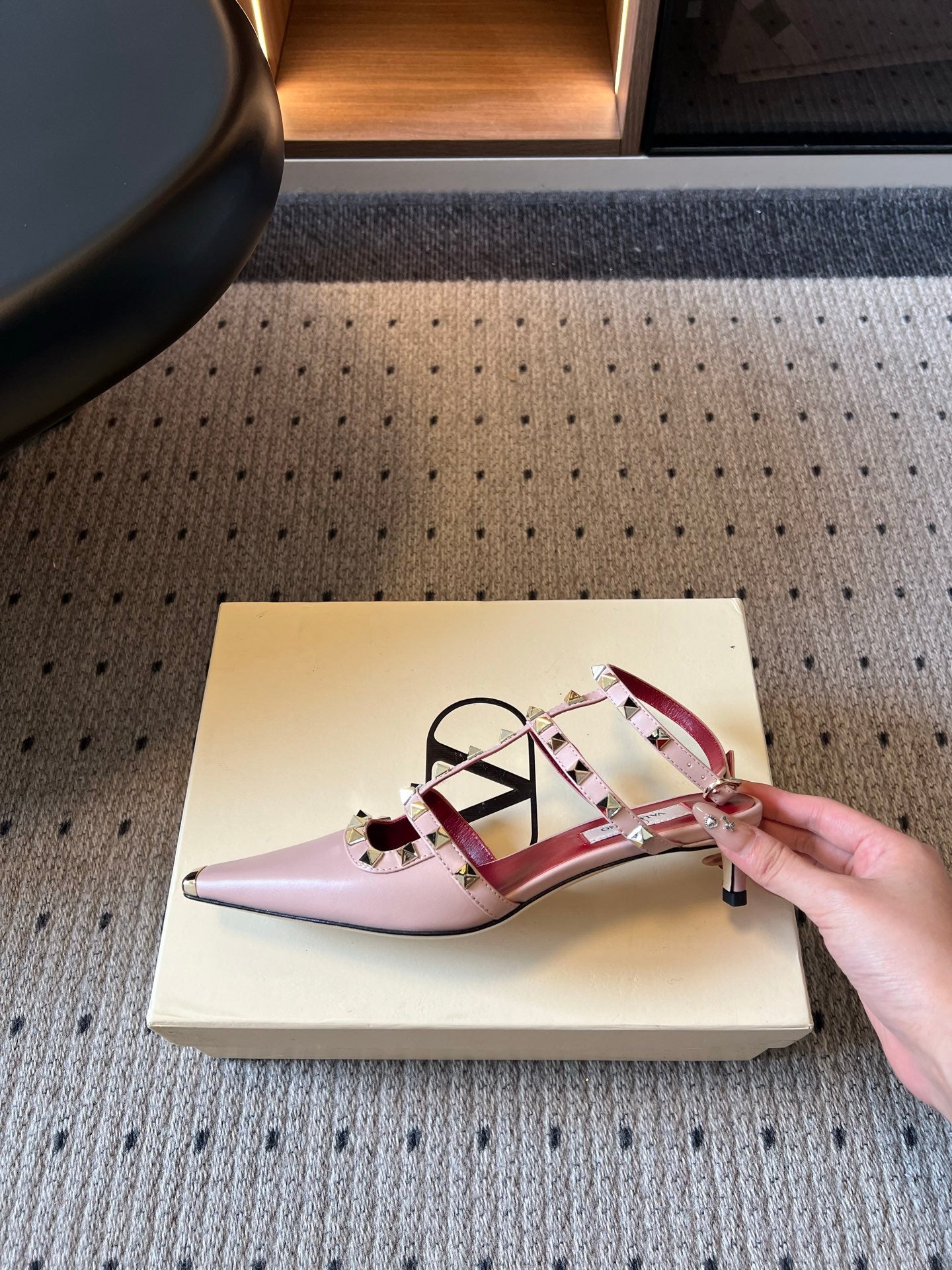 VALENTINO 26S ROCKSTUD HIGH HEELS 40 MM IN NUDE PINK CALFSKIN