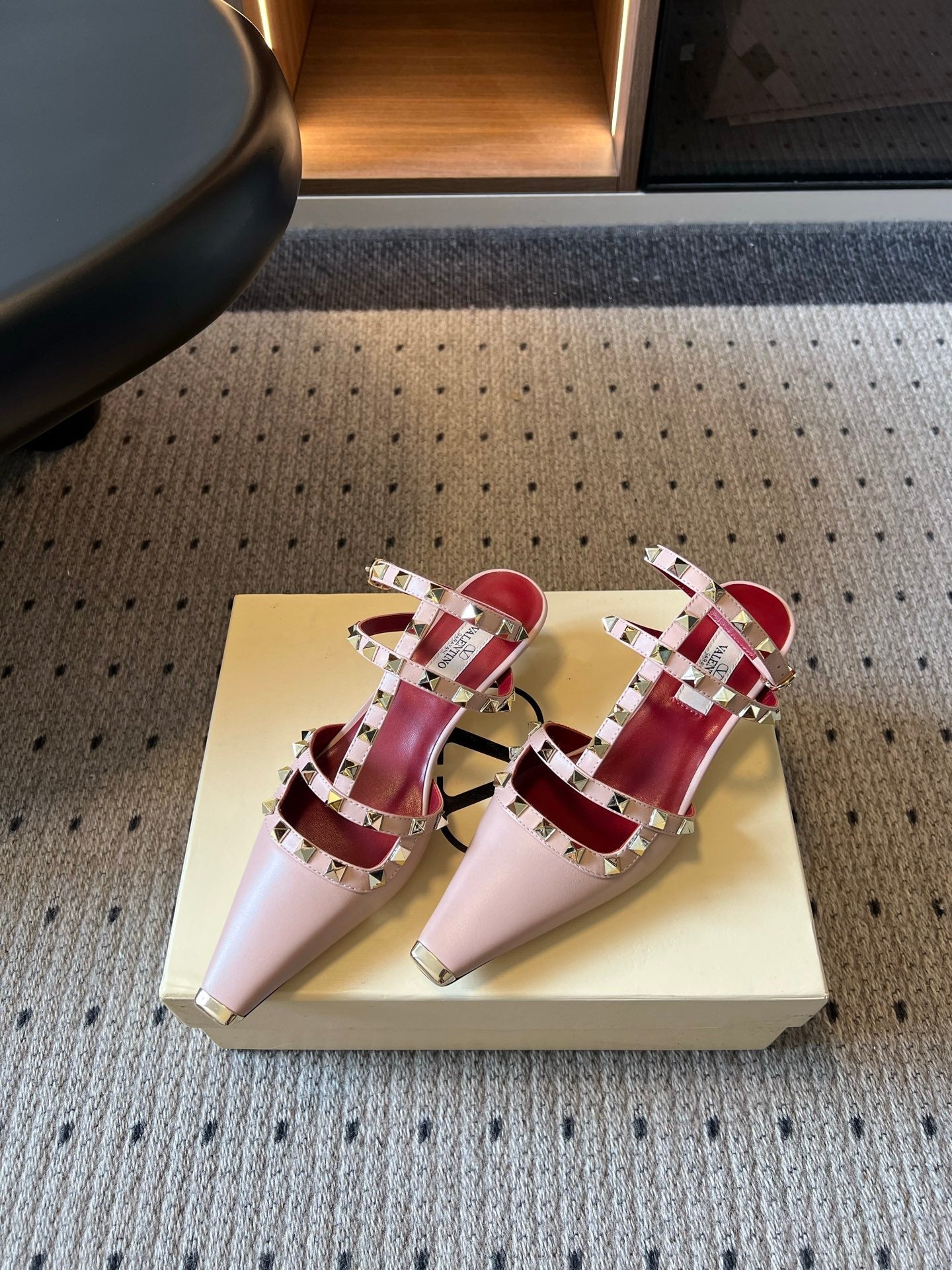 VALENTINO 26S ROCKSTUD HIGH HEELS 40 MM IN NUDE PINK CALFSKIN