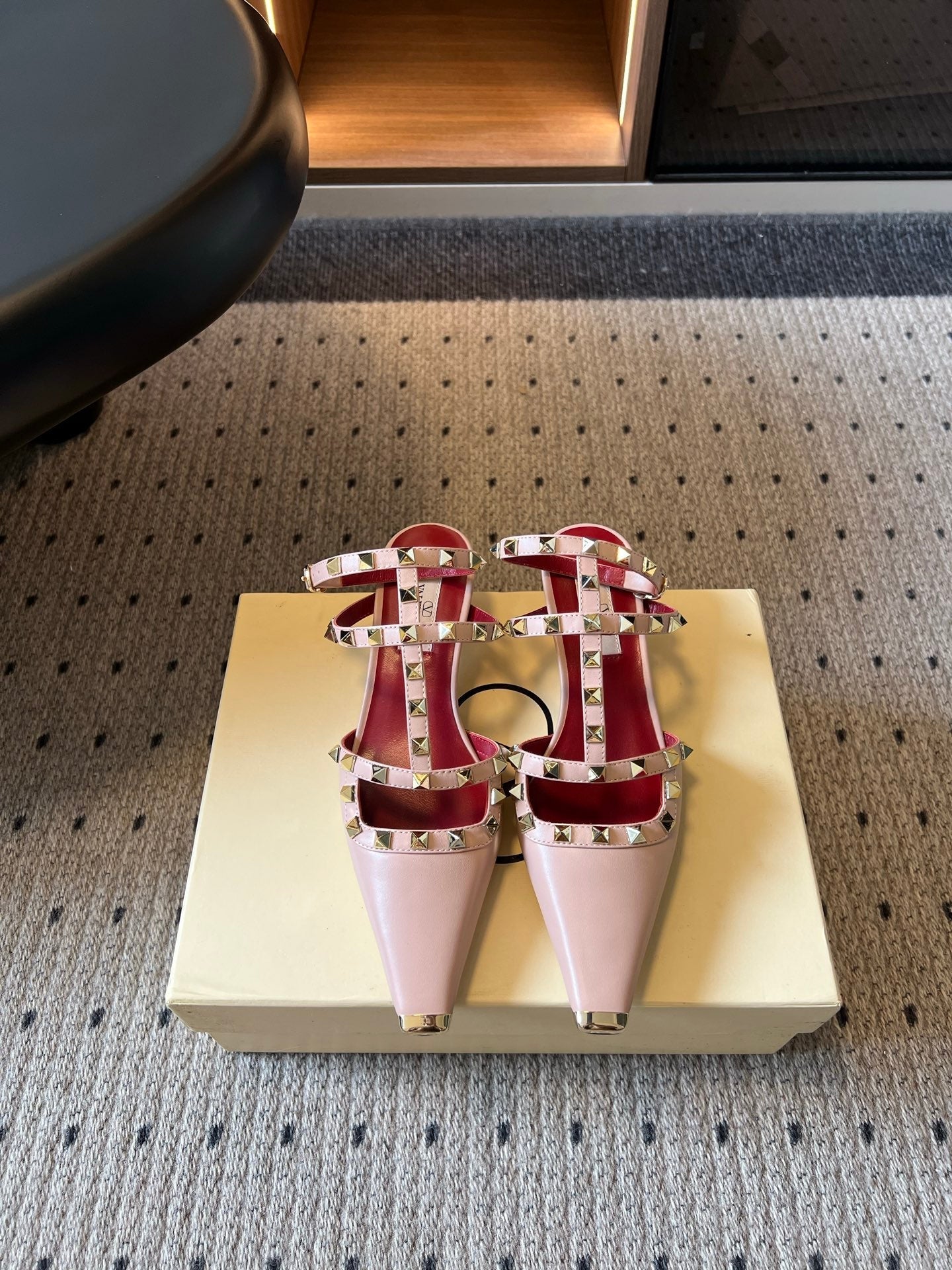 VALENTINO 26S ROCKSTUD HIGH HEELS 40 MM IN NUDE PINK CALFSKIN