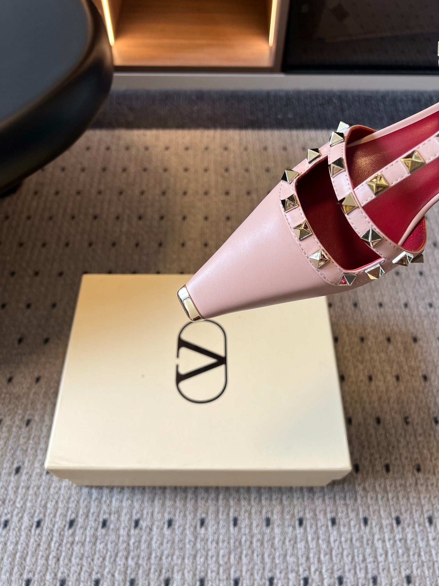 VALENTINO 26S ROCKSTUD HIGH HEELS 40 MM IN NUDE PINK CALFSKIN