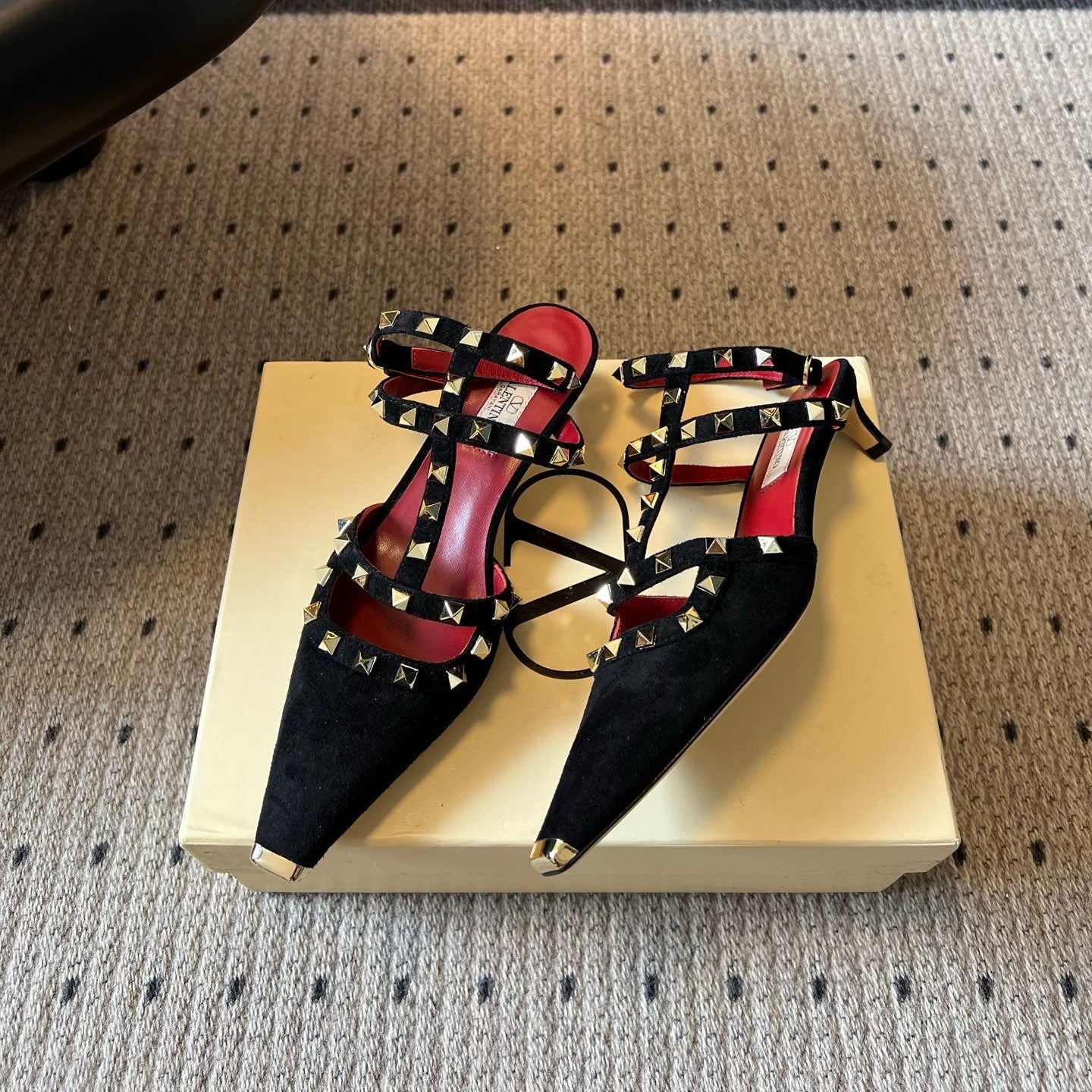 VALENTINO 26S ROCKSTUD HIGH HEELS 40 MM IN BLACK SUEDE
